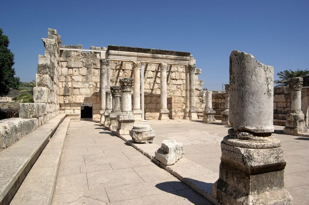 Kolumny i mury ruin synagogi z jasnego wapienia w Kafarnaum