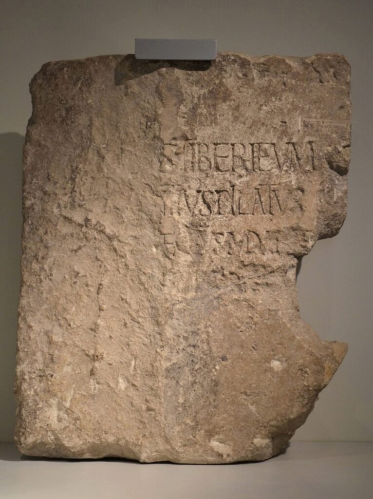 Wapienny blok z łacińskim napisem, który wymienia Piłata